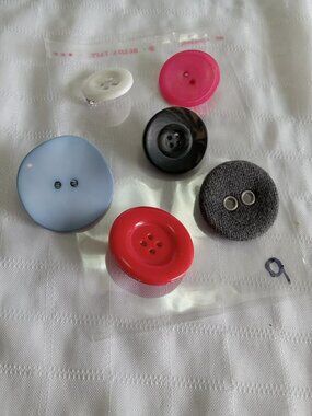 Set 9 : six handmade brooches with acrylic buttons